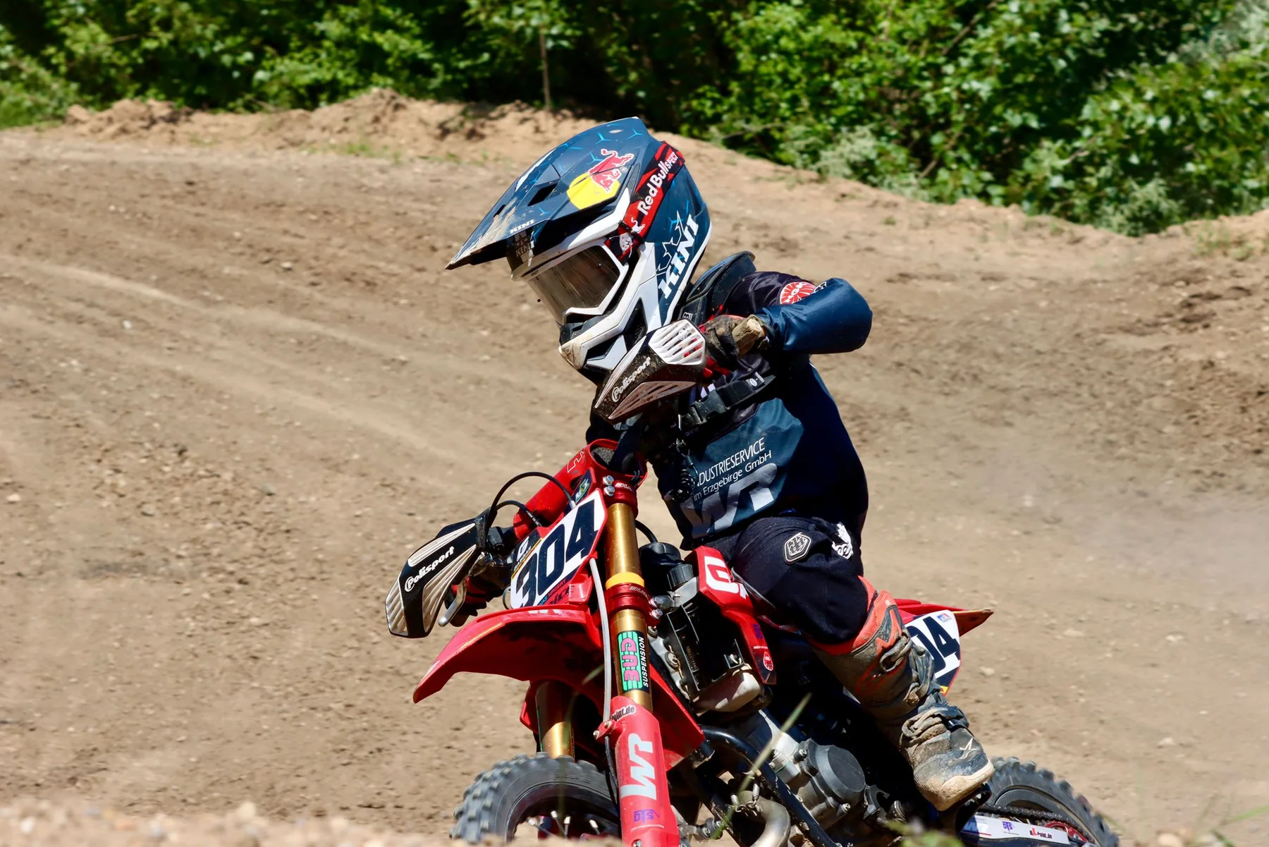Jonas Hagert #304 in einer dynamischen Motocross-Kurve