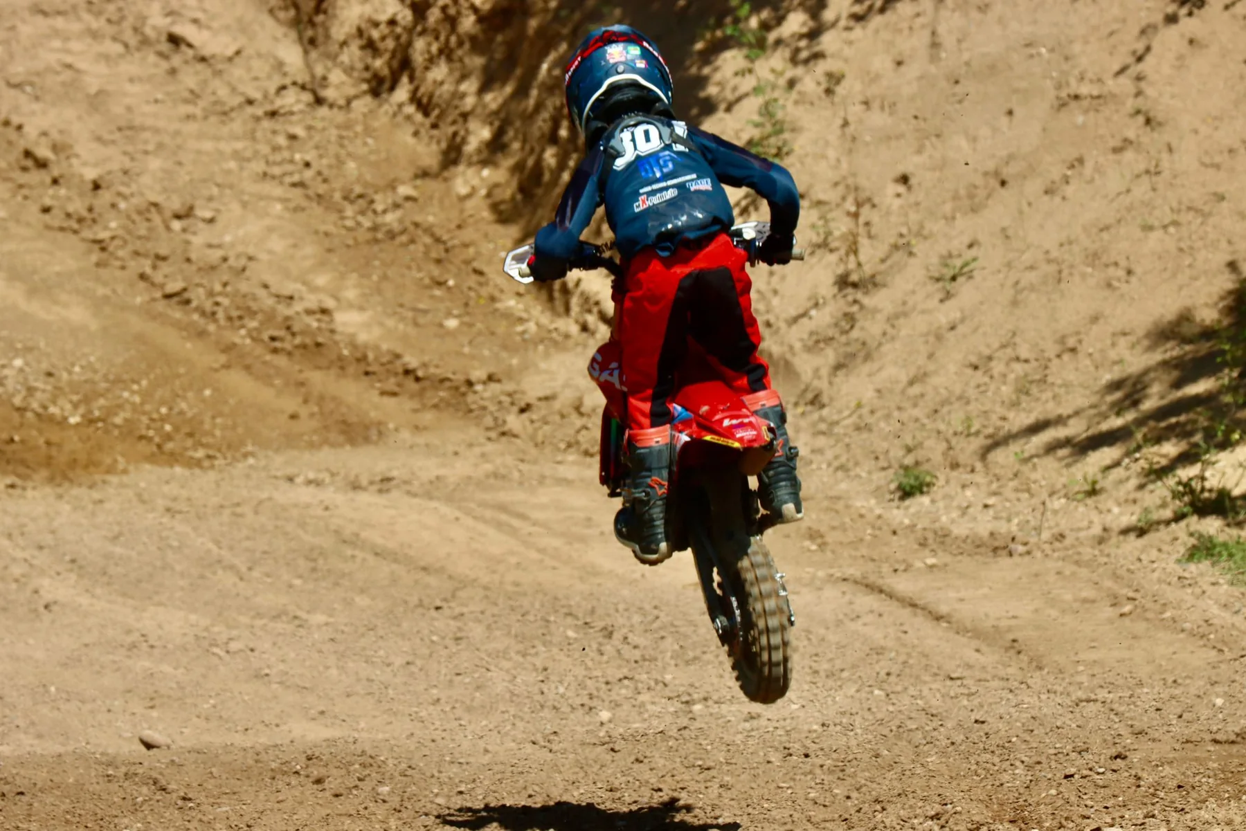 Jonas Hagert #304 beim Sprung auf der Motocross-Strecke